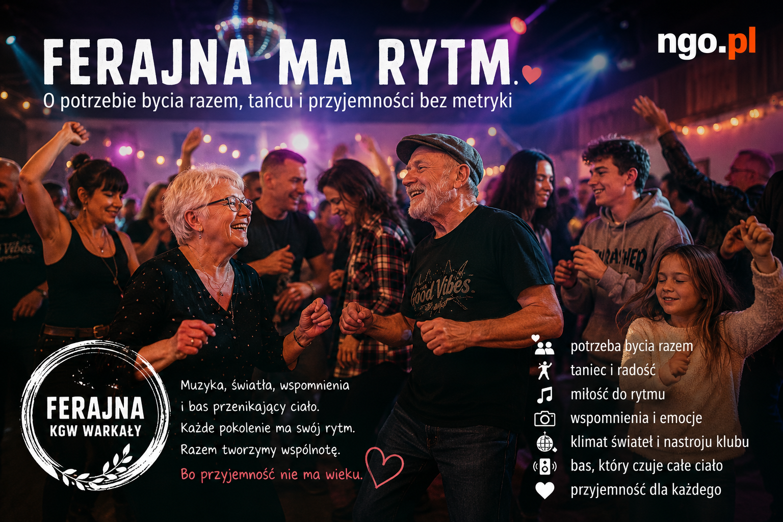 Grupa osób w różnym wieku tańczy razem w kolorowych światłach klubowych. Na pierwszym planie uśmiechnięta starsza para, a w tle młodsi uczestnicy wspólnie bawią się przy muzyce.